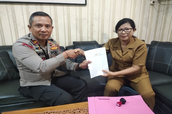 Kapolsek Gianyar Teken MoU dengan Kepala Sekolah Dasar