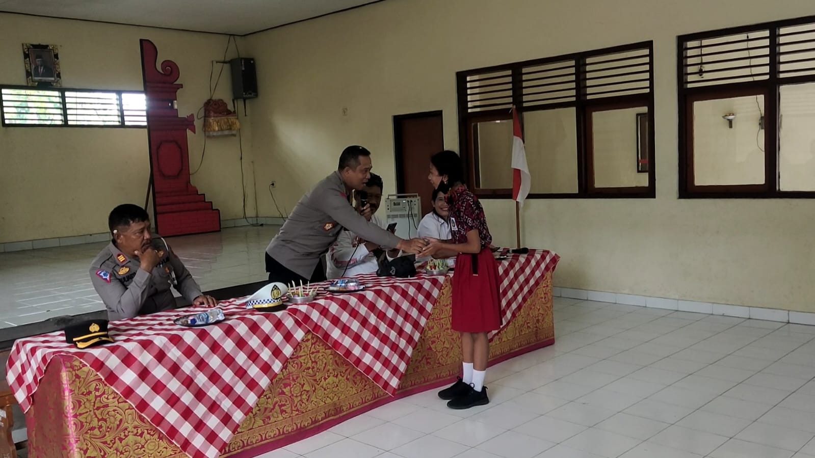 Kapolsek Gianyar Mengajar Anak Sekolah Dasar, Ini Materi yang Disampaikan