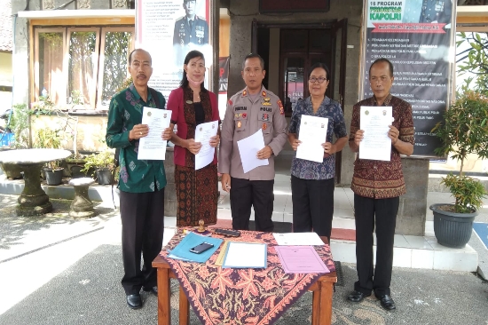 Kapolsek Gianyar Tanda Tangani MoU Dengan Kepala Sekolah Dasar
