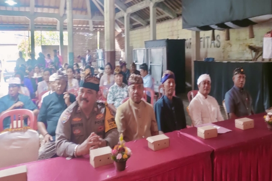 Bhabinkamtibmas Desa Singakerta Dukung Kegiatan Bulan Bahasa Bali 2023