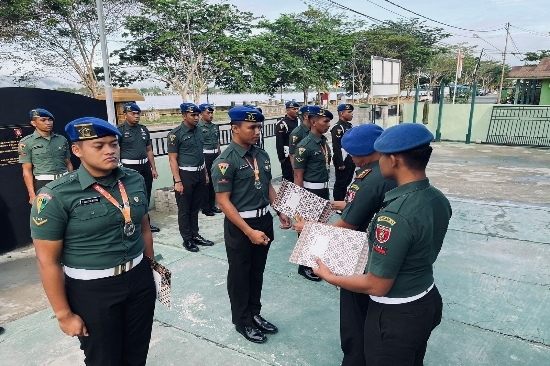Dandenpom VI/3 Bulungan Serahkan Penghargaan dan Tali Asih kepada 3 Orang Prajurit Pomad Berprestasi