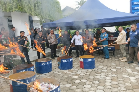 Kantor Bea dan Cukai Labuan Bajo Musnahkan Ribuan Barang Sitaan