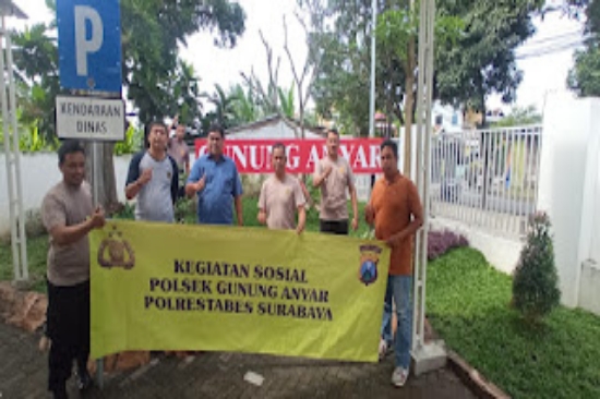 Peringati Isra Miraj Kapolsek Gunung Anyar Pimpin Kegiatan Sosial