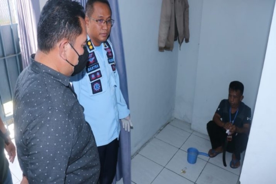 Kemenkumham Jatim Mendeportasi Dua Warga Negara Nigeria