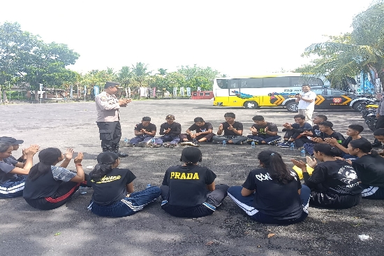 Butuh Informasi Penerimaan Polri, Siswa SMA Curhat kepada Kapolsek Blahbatuh