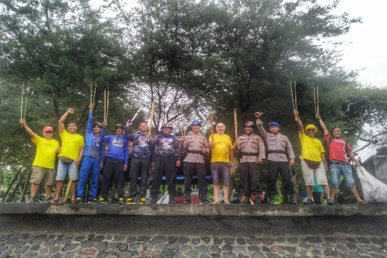 Hari Peduli Sampah Nasional, Satpolairud Polres Gianyar Bersih-Bersih Pantai
