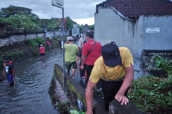 Polsek Gianyar Bersama Masyarakat Kerja Bakti Bersihkan Sampah di Sungai