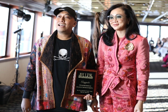 Tampilkan Kain Ende dan Gringsing di NYIFW, Rosan Roesiani Takjub atas Hasil Karya Prasetyo Anggodo