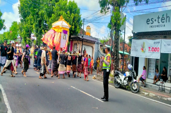 Bhabinkamtibmas dan Babinsa Atensi Kegiatan Ngaben di Dua Banjar