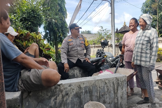 Hadir Ditengah-tengah Masyarakat, Bhabinkamtibmas Singakerta Sampaikan Pesan Kamtibmas