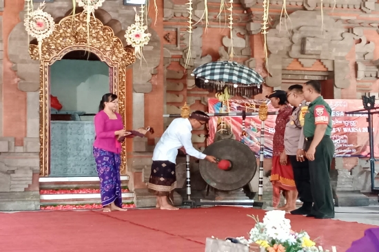 Bhabinkamtibmas Desa Temesi Hadiri Acara Bulan Bahasa Bali V Warsa 2023