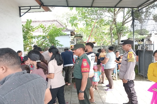 Bhabinkamtibmas Desa Lebih Bersama Babinsa Pemantauan Posyandu