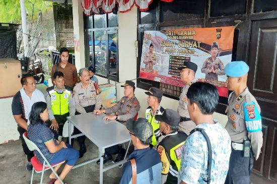 Kapolsek Sukawati Bertatap Muka Dengan Masyarakat Melalui Program “Jumat Curhat”