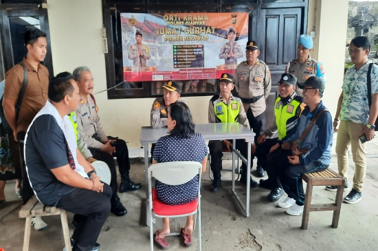 Jumat Curhat, Kapolsek Blahbatuh Blusukan Ke Pasar Adat Keramas