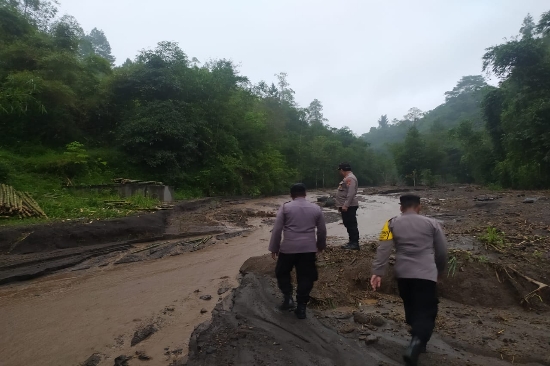 Quick Respon Tanggap Bencana, Kapolsek Rendang Bersama Anggota Datangi TKP
