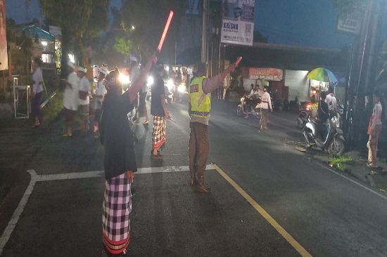 Sinergitas TNI-Polri, Amankan Upacara Piodalan di Pura Dalem Blahbatuh