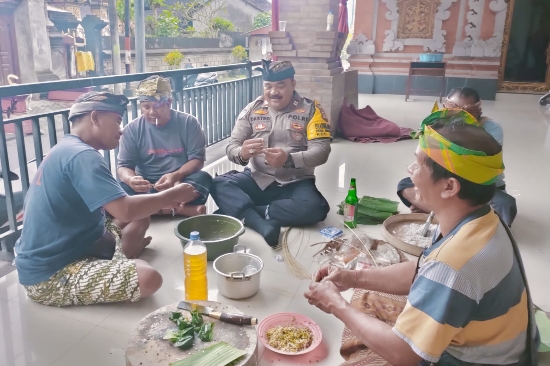 Polri Mebraya, Bhabinkamtibmas Desa Singakerta Laksanakan Ngayah Bersama Warga