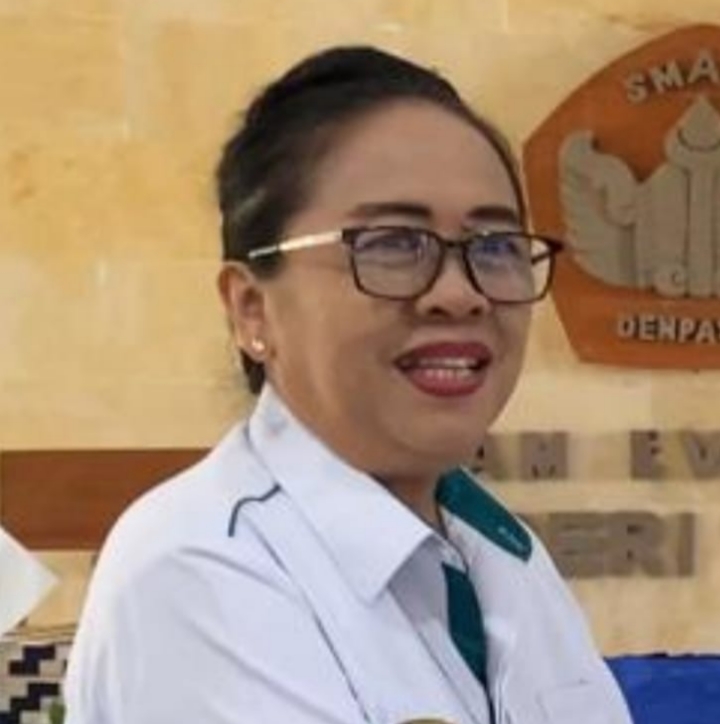 Hari Tumpek Krulut, SMA 5 Denpasar Gelar Upacara Sembahyang Bersama dan Baksos