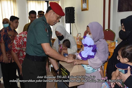 Lawan Stunting, Kopassus Salurkan Bantuan Nutrisi Tambahan dan Sembako