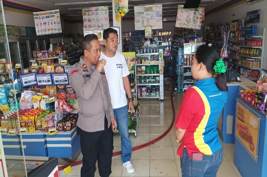 Peristiwa Kebakaran Gudang Indomart, Kapolsek Gianyar Bersama Anggota Langsung Datangi TKP
