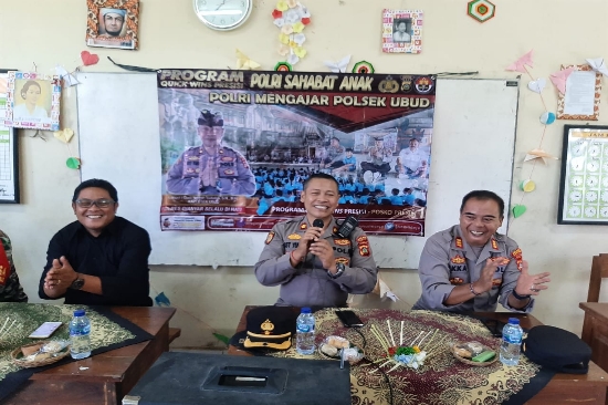 Tanamkan Disiplin Sejak Dini, Kapolsek Ubud Sambangi SDN 3 Petulu