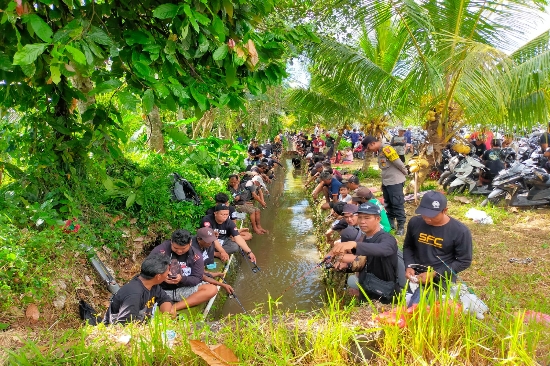 Kegiatan Kring Polri Polres Gianyar, Bhabinkamtibmas Desa Sidan Pengamanan Lomba Mancing Air Deras