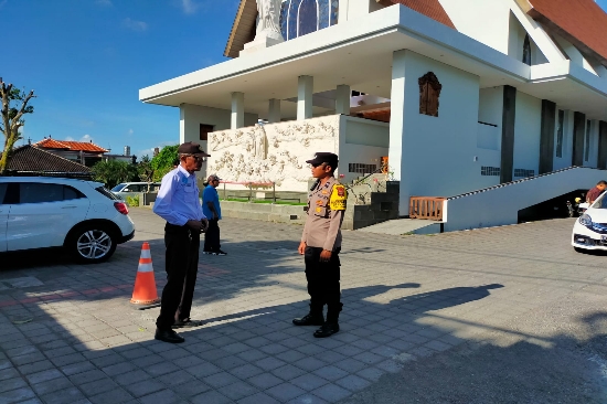 Bhabinkamtibmas Sidan Pengamanan Kegiatan Misa Hari Minggu di Gereja Santa Maria Ratu Rosari