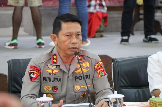 Kapolda Bali Hadiri Press Conference Kasus Pelanggaran WNA