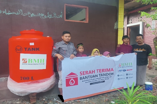 BMH Gerai Sidoarjo Mendistribusikan Tandon Air