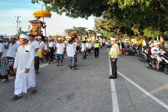 Melasti 35 Desa Adat di Masceti, Polsek Blahbatuh Gelar Pengamanan Terpadu
