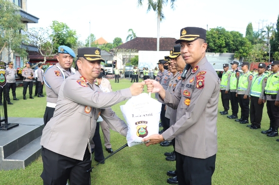 Kapolres Gianyar Bagikan Tali Asih Kapolda Bali Kepada Personel Polres Gianyar