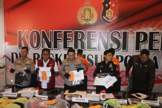 Polda Bali Ungkap Jual-Beli Pakaian Bekas Impor Ilegal