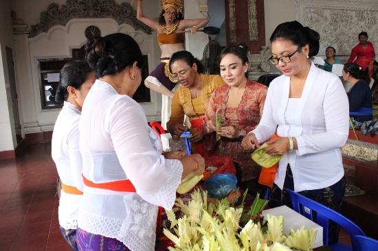 Tingkatkan Pemahaman Banten Sesuai Sastra, WHDI Kota Denpasar Kembali Gelar Pelatihan Membuat Banten