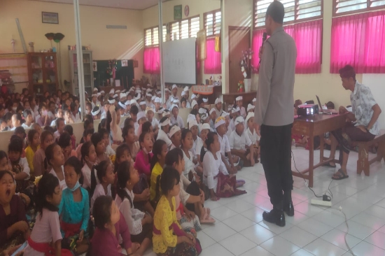 Polisi Sahabat Sekolah, Polsek Blahbatuh Ingatkan Pentingnya Nilai Kebangsaan