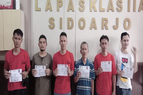 Jalani Asimilasi di Rumah, 12 Orang Warga Binaan Lapas Sidoarjo Bisa Buka Puasa Bareng Keluarga