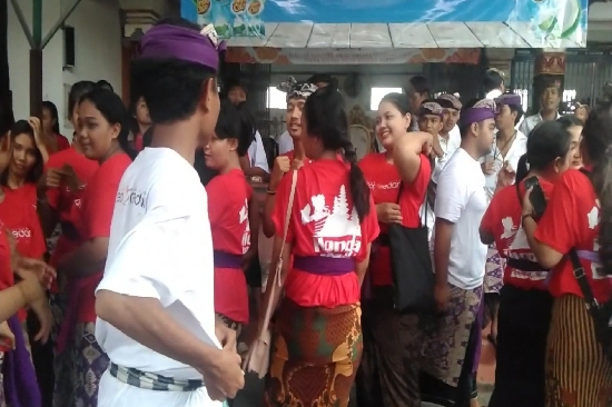 Riuh, Warga Sesetan Kaja Gelar Acara Omed Omedan