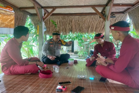 Sambang Lumbung Sari Coffee, Bhabinkamtibmas Desa Singakerta Sampaikan Pesan Kamtibmas kepada Karyawan