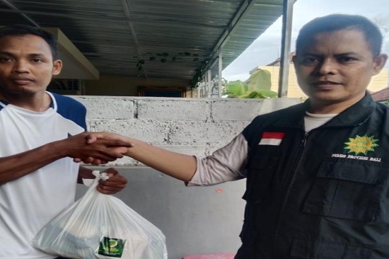 Bersinergi dengan Polri, PERSIS Bali bagikan Paket Sembako kepada Masyarakat