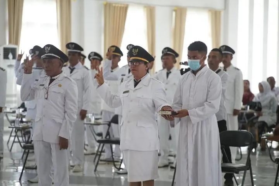 Lantik 64 Penjabat Kades, Wabup Tekankan Bekerjalah dengan Sepenuh Hati dan Layani Masyarakat dengan Setulus Hati