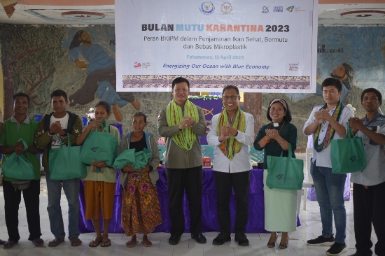 Bulan Mutu Karantina 2023, Edward Tanur Serahkan Bantuan Ikan di Kabupaten Kupang