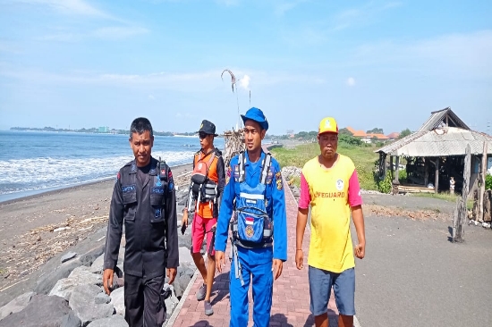 Polairud Polres Gianyar dan Team Sisir Korban Tenggelam di Pantai Saba
