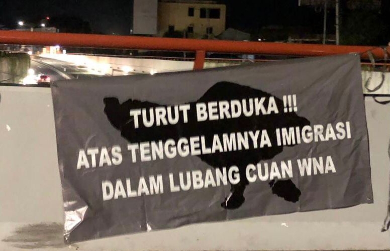 Kanim Denpasar bersama Satpol PP Copot Baliho Liar yang Viral di Underpass
