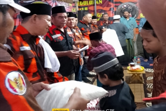 Pemuda Pancasila Ranting Penjaringan Kota Surabaya Bagikan Takjil dan Santunan bagi Anak Yatim