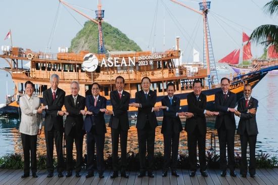 Presiden Joko Widodo dan PM Anwar Ibrahim Bertemu Bahas Perbatasan Laut dan Darat