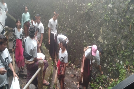 Peringati Hari Lingkungan Hidup, KMHDI Bali Gelar Bersih Sampah Plastik