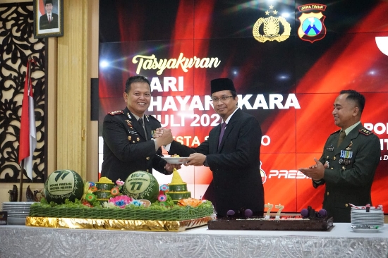 Rayakan HUT Bhayangkara ke-77, Tiga Pilar Datangi Polsek Gunung Anyar