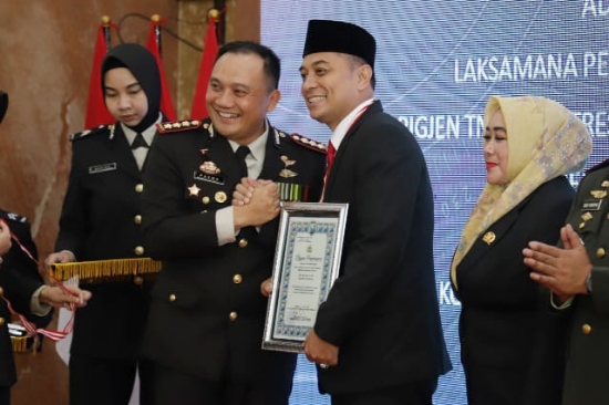 Wali Kota Eri Cahyadi Terima Dua Penghargaan di HUT Ke-77 Bhayangkara
