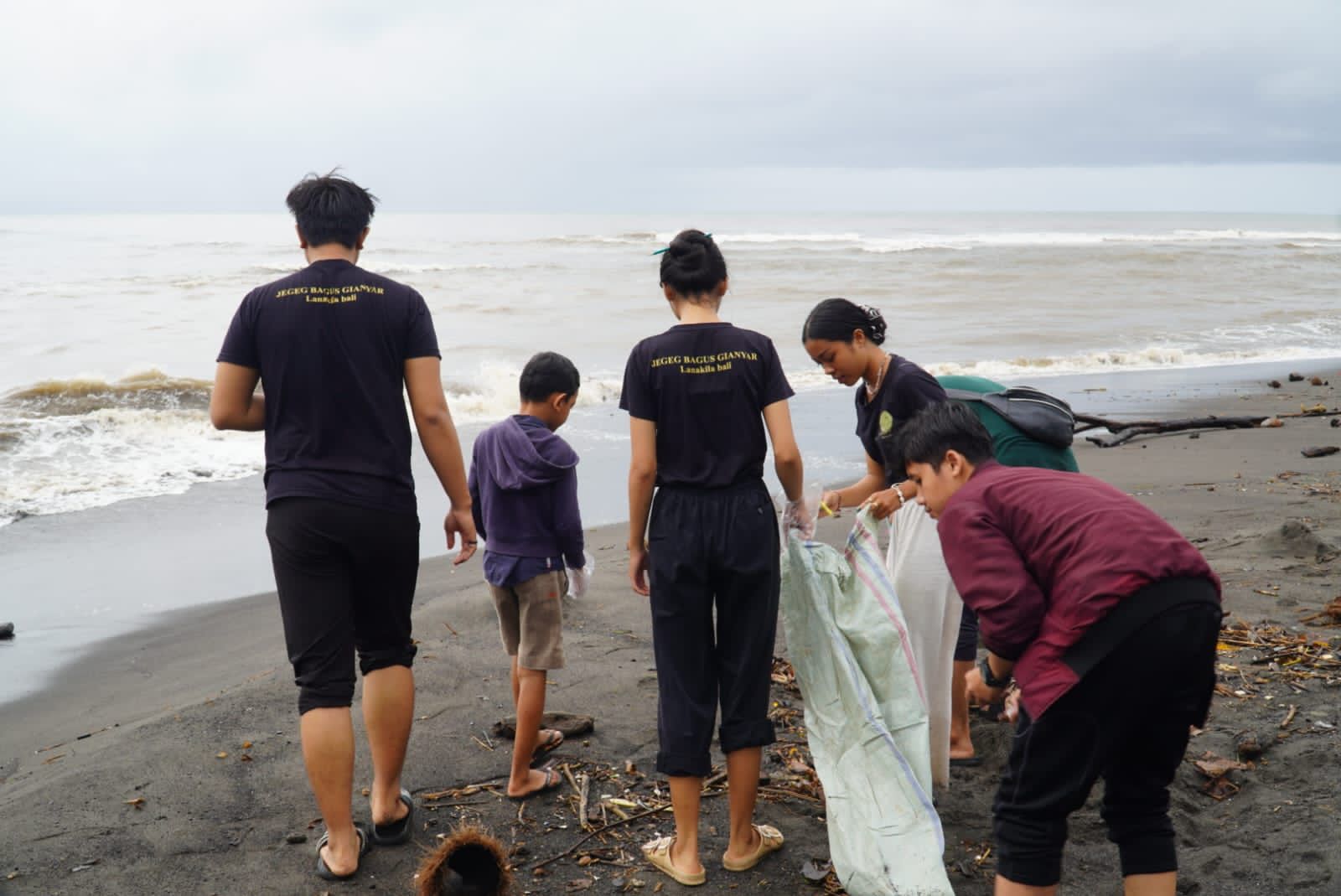 Peringati Hari Kelautan Nasional, Jegeg Bagus Gianyar Laksanakan Beach Clean Up