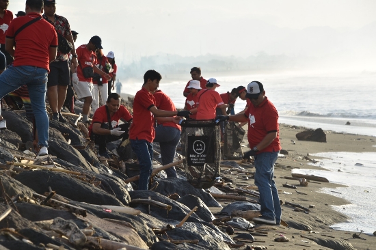 Jaga Lingkungan, OJK Regional 8 Bali – Nusra Gelar Aksi Bersih Pantai Padang Galak