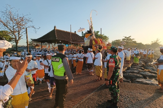 Bhabinkamtibmas dan Babinsa Desa Lebih Bersinergi Mengamankan Upacara Melasti